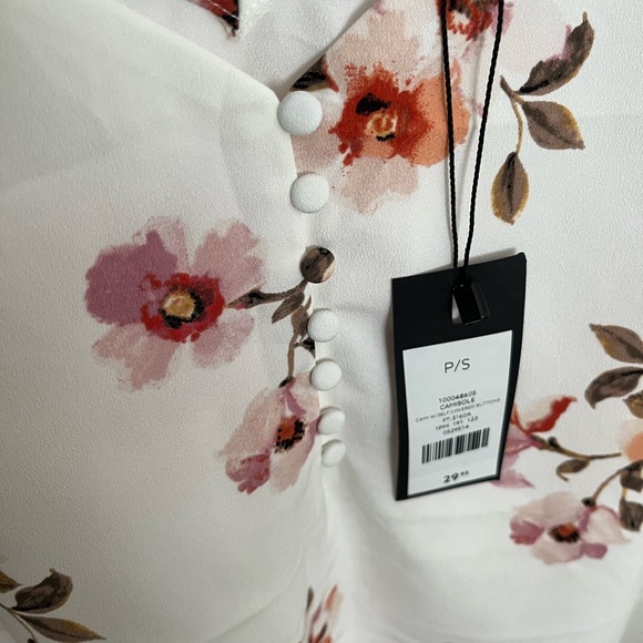 Dynamite V neck Floral strappy tank with button details. Size S. BNWT - Picture 2 of 4